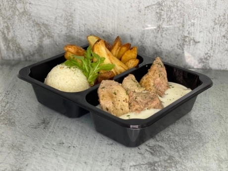 Prírodná bravčová panenka, syrová omáčka s pažítkou, pečené domáce zemiaky