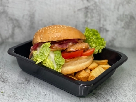 Hamburger s kuracím mäsom a baconom (paradajky, ľadový šalát, omáčka tisíc ostrovov), hranolky