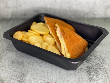 Vyprážaný syr s kuracou šunkou, dollar chips, tatárska omáčka