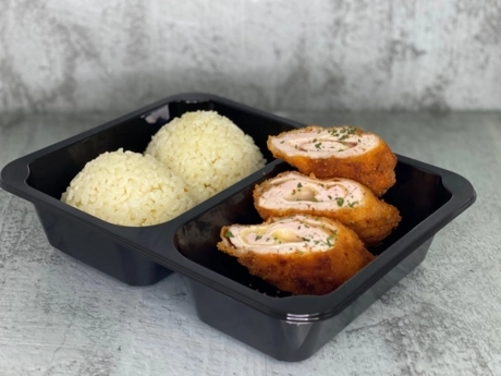 Vyprážaný kurací „ Cordon bleu “ (kuracia šunka, syr), zeleninová ryža, miešaný šalát