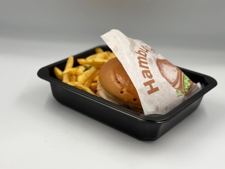 Hamburger s kuracím mäsom a baconom (paradajky, ľadový šalát, domáca majonéza), hranolky