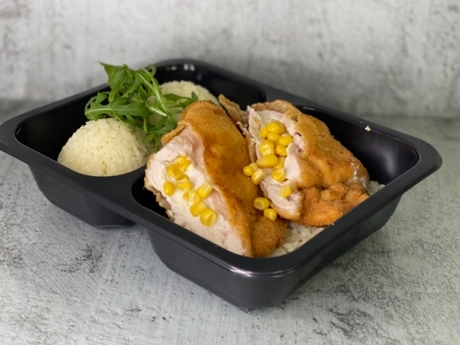 Vyprážané plnené kuracie prsia (kukurica, Bambino), dusená ryža, šalát