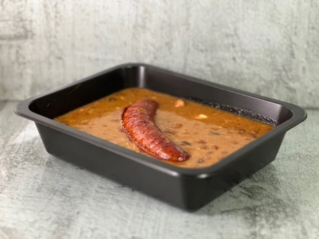 Fazuľový prívarok, pečená domáca klobása, chlieb