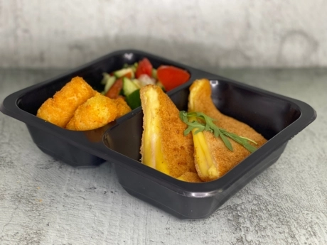 Vyprážaný syr s kuracou šunkou, krokety, čerstvá zelenina, tatárska omáčka