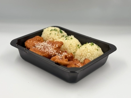 Sweet chilli kuracie kúsky so sezámom, ryža s hráškom, šalát