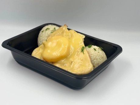 Zapečený kurací steak „ Tepsis csirkemell “ (broskyňa, syr), dusená ryža, kompót