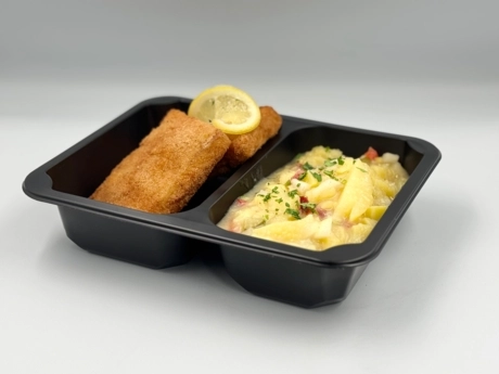 XXL vyprážané rybie filé v pankovom obale, slovenský šalát