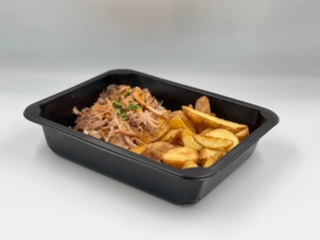 Trhané BBQ bravčové mäso, opekané zemiaky, šalát