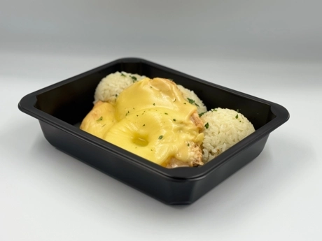 Zapečený kurací steak „ Hawai “ (ananás, syr), dusená ryža, kompót