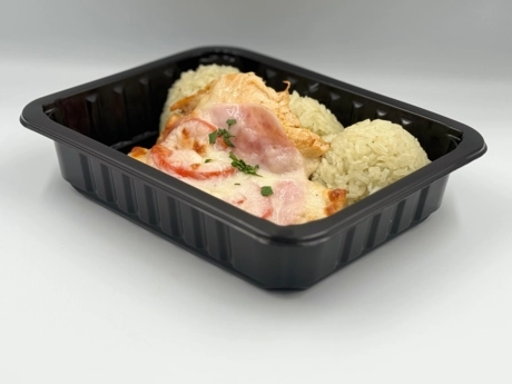 Zapečený kurací steak na Taliansky spôsob (syr, paradajky, oregáno, Mozzarela), ryža, šalát