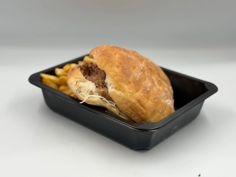 BBQ pulled pork burger s cheddar syrom, opekané zemiaky