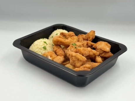 Vyprážané kuracie nugety, opekané zemiaky, dusená ryža, chilli omáčka