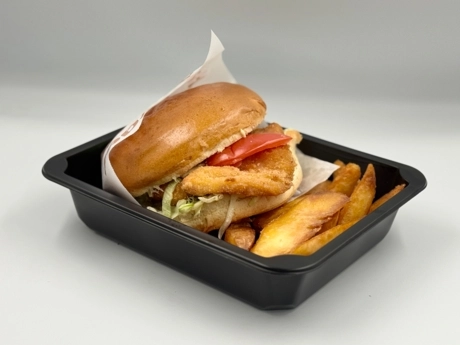 Chrumkavý kurací hamburger s nivovou majonézou, hranolky