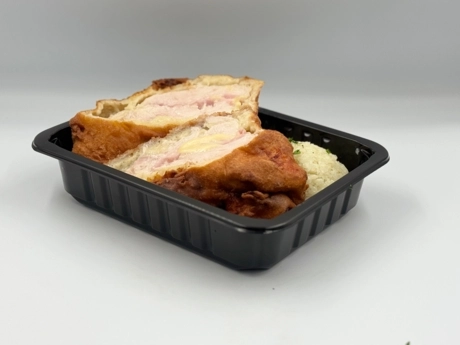 Parížske plnené kuracie prsia „Cordon bleu “ (syr, kuracia šunka), jazmínová ryža, miešaný šalát