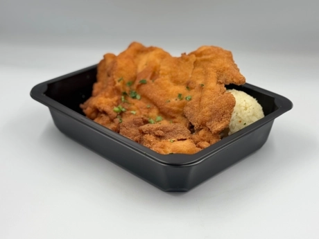 XXL vyprážané vykostené kuracie stehno, dusená ryža, opekané zemiaky, uhorkový šalát