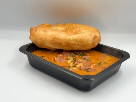 Fazuľový guláš s údeným kolenom, domáci lángoš 1 ks