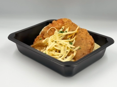 Čiernohorský kurací rezeň so strúhaným syrom, zeleninová ryža, miešaný šalát