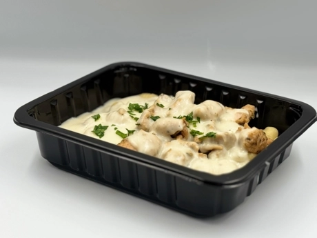 Gnocchi, štavnatý kurací steak zjemnený voňavým bylinkovým maslom