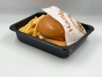 Hamburger s vyprážaným syrom (syr, ľadový šalát, paradajky, omáčka tisíc ostrovov), hranolky