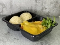 Zapečené bravčové karé „ Óvári “ (šunka, syr, šamp.), dusená ryža, uhorkový šalát