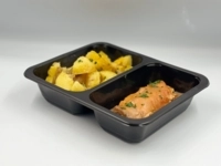 Pečené plnené bravčové karé „Hentesmester“(klobása, feferóny, slanina), pečené domáce zemiaky s cibuľou, uhorky