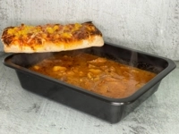 Fazuľová polievka „ Jókai “ s bravčovým kolenom, klobásou, mrveničkami a zeleninou, pizza kúsok 1 ks