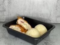 Vyprážané plnené kuracie prsia (údený syr, bacon), hranolky, dusená ryža, tatárska omáčka