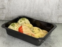 Zapečené „Milánske“ kuracie prsia (Mozzarela, paradajky), zeleninová ryža, uhorkovo-paradajkový šalát