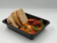 Lečo s domácou klobásou, chlieb