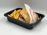 BBQ pulled pork burger s cheddarom, hranolky