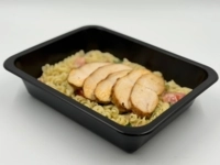 Cestoviny so smotanou, špenátom, paradajkami a prírodnými kuracími prsiami