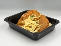 Čiernohorský kurací rezeň so strúhaným syrom, zeleninová ryža, miešaný šalát